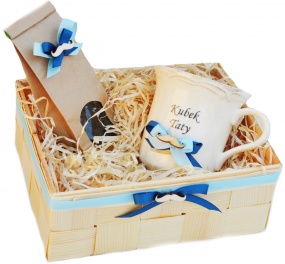 Porcelanowy kubek i herbata w koszyku łubowym - prezent dla taty