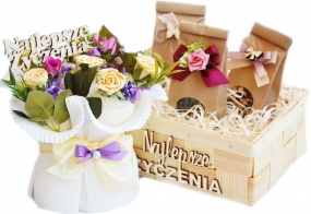 Kosz z herbatami i parktyczny bukiet z ręczników