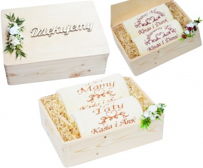 Piękny drewniany kuferek z dużymi ręcznikami z haftem