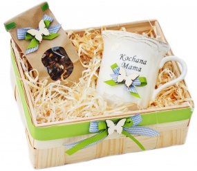 Kubek z porcelany w zestawie z herbatą w dekorowanym koszyku