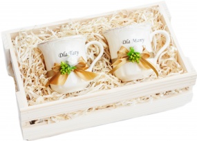 2 porcelanowe kubki z napisami elegancko dekorowane