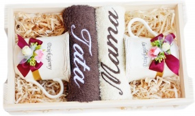 Podziękowania, prezent dla Mamy, Taty - ręczniki, porcealnowe kubki w skrzynce