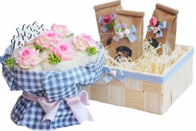 Piękny różany bukiet i zestaw wyśmienitych herbat