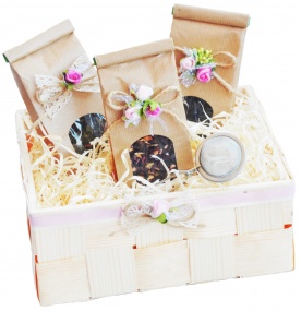 Zestaw herbat smakowych sypanych w koszu - różana dekoracja